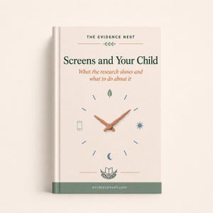 Op de afbeelding: Een hardcover boek getiteld Screens and Your Child: What the research shows and what to do about it door The Evidence Nest. De kaft bevat een klokontwerp met iconen voor een telefoon, zon, maan, blad en boek, en een groene onderkant.