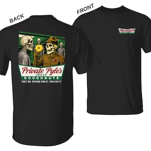 K&ouml;nnte beinhalten: Ein schwarzes T-Shirt mit einer Grafik auf der R&uuml;ckseite und einem kleinen Logo auf der Vorderseite. Die R&uuml;ckseitengrafik zeigt Skelette in Milit&auml;rkleidung mit einem gelben Krapfen und dem Text Private Pyle's JELLY DOUGHNUTS THEY'RE PAYING FOR IT, YOU EAT IT.