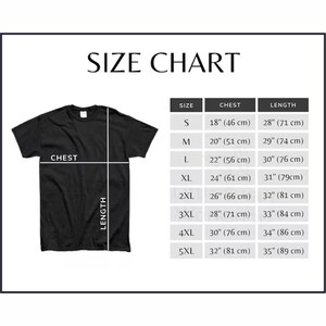 Pode incluir: Uma tabela de tamanhos para t-shirt preta com medidas em cent&iacute;metros. O gr&aacute;fico mostra uma t-shirt preta com linhas brancas indicando o peito e o comprimento. Uma tabela lista os tamanhos S a 5XL com larguras de peito de 46 a 81 cm.