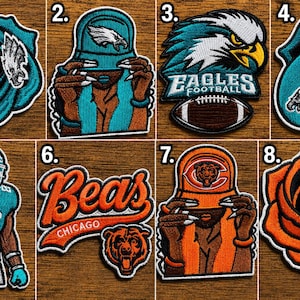 Puede incluir: Una colección de ocho parches bordados con diseños de temática deportiva. El conjunto incluye rosas de color turquesa y naranja, figuras de jugadores de fútbol americano, logotipos de equipos y labios estilizados con costuras detalladas y colores vibrantes.