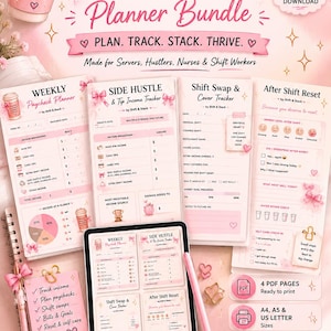 Op de afbeelding: Een roze, afdrukbare shift worker planner bundel met een koffiekopje, pen en tablet. De planner bevat secties voor het bijhouden van inkomsten, ploegendiensten en doelen. De tekst luidt: "Plan. Track. Stack. Thrive."