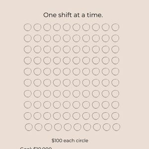 以下が含まれることがあります： 「$10K TIP SAVINGS CHALLENGE」と「One shift at a time」のテキストが入ったベージュ色の貯蓄チャレンジチャート。70個の空の円があり、「$100 each circle」のテキストが入っています。目標は10,000ドルで、「From shifts to savings」と書かれています。