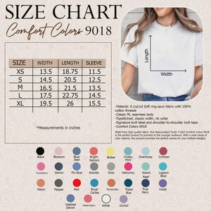K&ouml;nnte beinhalten: Eine Gr&ouml;&szlig;entabelle f&uuml;r Comfort Colors 9018 T-Shirts mit einer Tabelle f&uuml;r Breite, L&auml;nge und &Auml;rmelma&szlig;e in Zoll f&uuml;r die Gr&ouml;&szlig;en XS bis XL. Enth&auml;lt eine Skizze eines wei&szlig;en T-Shirts, Produktspezifikationen und eine Farbpalette mit 30 Optionen.
