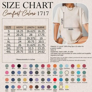 K&ouml;nnte beinhalten: Eine Comfort Colors 1717 Gr&ouml;&szlig;entabelle f&uuml;r ein T-Shirt mit einer Tabelle f&uuml;r Breite, L&auml;nge und &Auml;rmelma&szlig;e in Zoll. Es enth&auml;lt ein Bild eines beigen T-Shirts mit L&auml;ngen- und Breitenpfeilen sowie eine Farbpalette mit den entsprechenden Namen.
