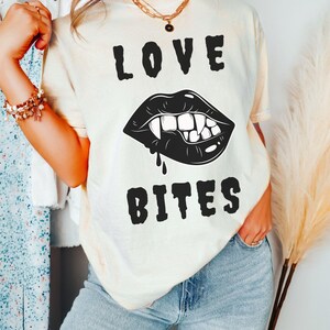 Camiseta Love Bites Vampire, divertida camiseta gótica de Halloween, camiseta gráfica de terror vintage, regalo de streetwear espeluznante de Drácula para él/ella