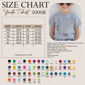 K&ouml;nnte beinhalten: Eine Gr&ouml;&szlig;entabelle f&uuml;r Jugend-T-Shirts des Modells Gildan 5000B mit Ma&szlig;en in Zoll f&uuml;r die Gr&ouml;&szlig;en YXS bis XL. Das Bild enth&auml;lt ein Diagramm eines grauen T-Shirts mit L&auml;ngen- und Breitenangaben sowie eine Farbpalette mit 51 verschiedenen Optionen.