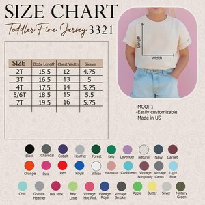 K&ouml;nnte beinhalten: Eine Gr&ouml;&szlig;entabelle f&uuml;r ein Kleinkind-T-Shirt aus feinem Jersey, Modell 3321, mit Ma&szlig;en in Zoll f&uuml;r die Gr&ouml;&szlig;en 2T bis 7T. Enth&auml;lt eine visuelle Anleitung f&uuml;r L&auml;nge und Breite sowie eine Farbpalette mit 35 verf&uuml;gbaren Stofffarben.