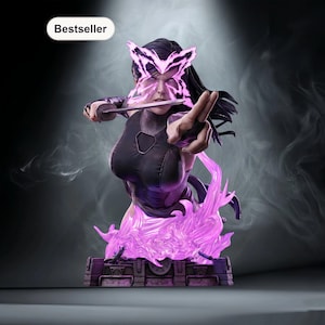 Könnte beinhalten: Büste einer weiblichen Figur mit einer schmetterlingsförmigen Maske und einem Schwert. Die Figur trägt ein schwarzes Outfit und ist von violetter Energie umgeben. Der Sockel ist dunkelgrau. Das Wort "Bestseller" befindet sich in einem weißen Oval oben links.