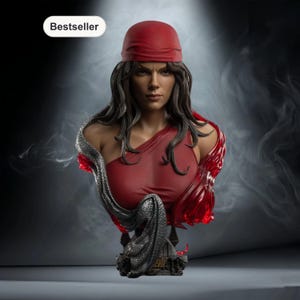 Op de afbeelding: Een rode buste van een vrouw met lang donker haar en een rode hoofddoek. Een metalen slangachtig ontwerp wikkelt zich om de buste. De buste staat op een voetstuk met het woord "EVIL" zichtbaar. Het woord "Bestseller" staat in een witte ovaal.