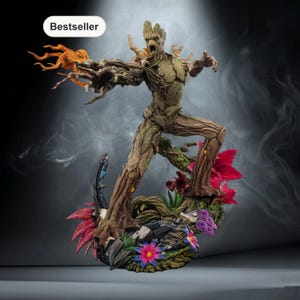Puede incluir: Una detallada figura de Groot, un personaje humanoide con forma de árbol, en una pose dinámica. La figura es principalmente marrón y verde, con detalles en naranja en el brazo izquierdo. Se encuentra sobre una base con flores y follaje coloridos. La palabra "Bestseller" está en un óvalo blanco.