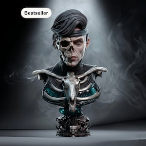Op de afbeelding: Een gedetailleerde buste sculptuur met een menselijk gezicht dat is gesplitst met een schedel. De sculptuur heeft een donker kleurenschema met zilveren en teal accenten. De buste staat op een voetstuk met schedel details en het woord "Bestseller" staat in de linkerbovenhoek.