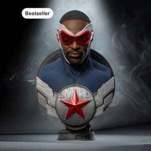 Op de afbeelding: Een buste van een man in een blauw en wit kostuum met een rode bril. De buste heeft een schild met een rode ster en zilveren vleugels. Het woord "Bestseller" staat in een witte ovaal linksboven.