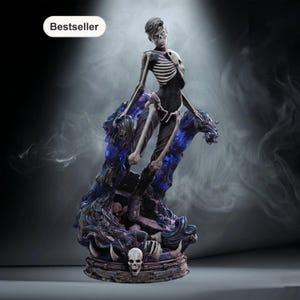 Op de afbeelding: Gedetailleerd beeldje van een skeletfiguur met een zwart bodysuit en een zichtbare ribbenkast, staand op een donkere, sierlijke basis met schedels en hoorns. De basis heeft blauwe en paarse accenten. Het woord "Bestseller" staat in een witte doos linksboven.