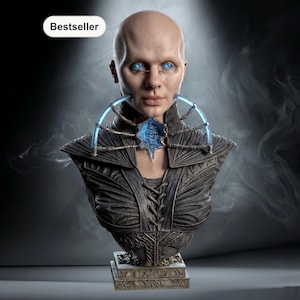 Op de afbeelding: Gedetailleerde borstbeeldsculptuur van een kale figuur met blauwe ogen en een futuristische kraag. De figuur draagt een donker, getextureerd kledingstuk met een veter aan de voorkant. De basis is een gedetailleerde, steenachtige structuur. Het woord "Bestseller" staat linksboven.