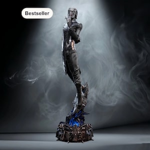 Op de afbeelding: Gedetailleerd beeld van een humanoïde figuur in een donkere outfit, met een metalen hoofd en handen. De figuur poseert met een vinger op de lippen, gemonteerd op een gedetailleerde basis met blauwe verlichting. Het woord "Bestseller" staat in een witte ovaal.