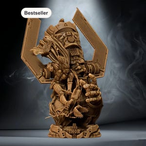 Op de afbeelding: Een gedetailleerd bronzen beeld van Thor, met ingewikkelde ontwerpen en een gestileerde weergave van het personage. Het beeld heeft een groot hoofd en een figuur van Thor die een wapen vasthoudt. Het woord "Thor" staat op de voet van het beeld.