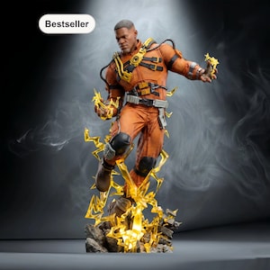 Op de afbeelding: Gedetailleerd beeldje van een man in een oranje en zwart jumpsuit, met gele bliksemeffecten. Het beeldje is dynamisch geposeerd, met een "Bestseller" label. De basis is een rotsachtig terrein. Hij houdt bliksem in zijn handen.