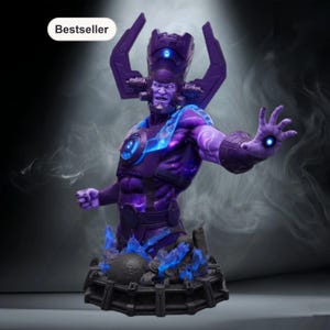 Op de afbeelding: Een paars en blauw beeld van een stripfiguur met een strenge uitdrukking. Het beeld heeft een gedetailleerd ontwerp, met gloeiende blauwe accenten en een kosmisch patroon op de borst en armen. De basis is donkergrijs en het woord "Bestseller" staat in een witte ovaal.
