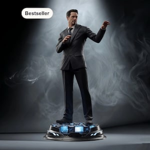 Può includere: Statua dettagliata di un uomo in abito gessato, in piedi su una piattaforma futuristica. La figura è in posa dinamica, con un braccio alzato. La parola "Bestseller" è in un ovale bianco. Lo sfondo è grigio fumoso.
