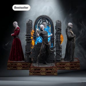 Puede incluir: Un conjunto de estatuas detalladas con tres figuras vestidas con ropa oscura. La figura central sostiene cadenas, con efectos de brillo azul y naranja. Las figuras se encuentran sobre una base decorativa.