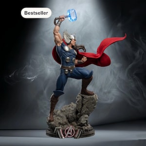 Könnte beinhalten: Detaillierte Figur von Thor, dem Marvel Comics-Superhelden, in einer dynamischen Pose. Er trägt ein blaues und silbernes Kostüm mit rotem Umhang und hält einen leuchtend blauen Hammer. Der Sockel zeigt das Avengers-Logo, und das Wort "Bestseller" steht oben links.