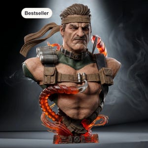 Op de afbeelding: Gedetailleerde buste van een gespierde man met een strenge uitdrukking, met een hoofdband, militaire uitrusting en een harnas. De buste heeft een vurige, oranje-rode staart en basis, met het woord "Bestseller" in een witte ovaal.