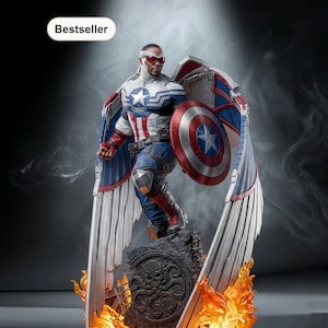 Op de afbeelding: Gedetailleerd beeldje van een superheld in een dynamische pose, gekleed in een met sterren bezaaid kostuum, een rode bril en een schild. De figuur heeft grote, gevederde vleugels en staat op een basis met vlammen en een schedel-embleem. Het woord "Bestseller" staat linksboven.