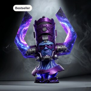 Op de afbeelding: Een paarse en blauwe Galactus borstbeeld met een strenge uitdrukking. Het beeld heeft een gedetailleerd hoofd- en schouderontwerp, met kosmische energie-effecten op de zijpanelen. Het woord "Bestseller" staat in een wit kader linksboven.