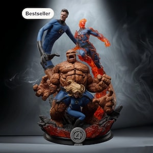Op de afbeelding: Een gedetailleerd beeld van het superheldenteam Fantastic Four. The Thing staat in het midden, met Invisible Woman, Human Torch en Mr. Fantastic. De basis heeft een zilveren embleem met het nummer 4. De Human Torch is omringd door vlammen. Het woord "Bestseller" staat linksboven.