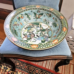 Antikes chinesisches Waschbecken, XL, handbemalt in Blues mit Schmetterlingen, Blumen und vier Kriegern zu Pferd, ausgezeichnetem Zustand