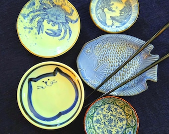 Colección de vajilla japonesa vintage para sushi, 5 pequeños platos azules y blancos procedentes de bares de sushi japoneses. ¡Perfectos para una noche de sushi!