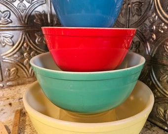 Pyrex Primary Colors Bowl Set, Near Mint Condition, 4 Nesting Bowls in Yellow, Green, Red, Blue, MCM 1945, Farmhouse, Country