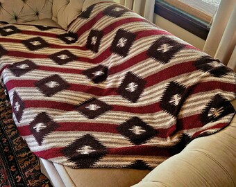 Woolrich &quot;Aztec&quot; Stadium Throw,  Vintage Blanket, Nubby Polyester, Wash & Dry, Very Good Condition, Use for Beach, Car, children, Stadium