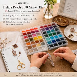 Puede incluir: Un kit de inicio de cuentas Miyuki Delica 11/0 con 56 compartimentos llenos de pequeñas cuentas de vidrio multicolores en un organizador de plástico transparente. El set incluye un cuaderno de bocetos, tijeras doradas y piezas de joyería con cuentas.