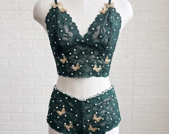 Smaragdgroene kanten lingerieset, bralette met parel en metaal gouden vlinder, bootyshort