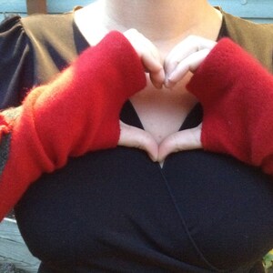 Cashmere Red Glovelettes