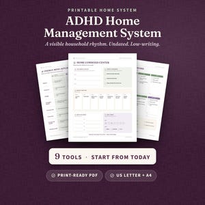 Könnte beinhalten: Ein druckbares ADHD-Haushaltsmanagementsystem mit drei weißen Dokumentenseiten mit Text und Kontrollkästchen. Die mittlere Seite ist mit Home Command Center betitelt. Ein weißer Button zeigt 9 TOOLS START FROM TODAY.