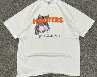 Vintage 90s Hanes Beefy Hooters St Louis MO White Graphic T-Shirt Mens XL USA