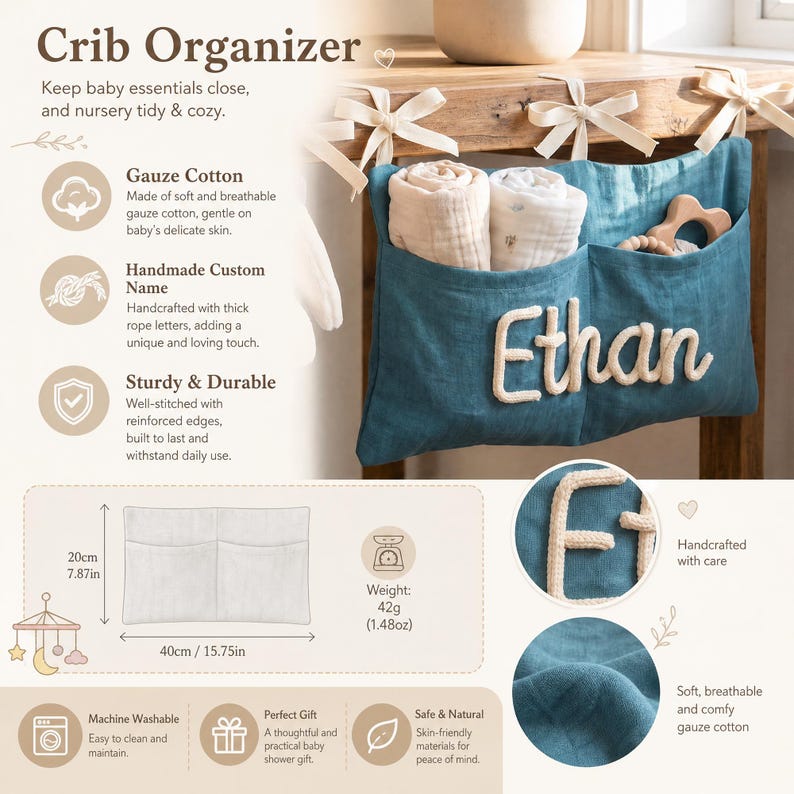 Peut inclure: Un organisateur de lit en coton gaze bleu sarcelle avec deux poches, des rubans de fixation couleur cr&egrave;me et le pr&eacute;nom Ethan en lettres de corde &eacute;paisses. Il mesure 40 cm sur 20 cm et p&egrave;se 42 g, avec des coutures et une texture visible.