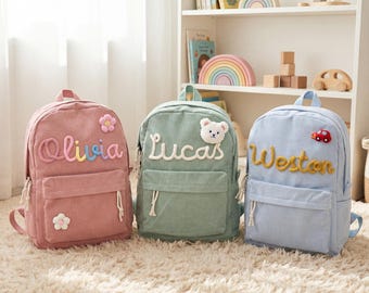 Zaino personalizzato per bambini in velluto a coste con nome in filato 3D e icona all'uncinetto.