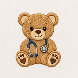 Puede incluir: Un oso de peluche bordado de color marrón claro con un estetoscopio azul alrededor del cuello. El oso tiene ojos de color marrón oscuro, una nariz marrón oscuro y parches en forma de corazón en las plantas de los pies, con puntadas detalladas.