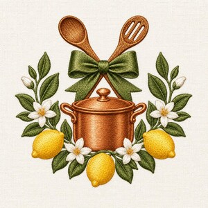 Pode incluir: Um design de bordado com uma panela cor de cobre centrada sob duas colheres de madeira cruzadas atadas com uma fita verde. O arranjo é emoldurado por folhas verdes, flores brancas e três limões amarelos sobre um tecido texturizado.