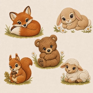 Puede incluir: Una colección de cinco ilustraciones de animales bordados que incluye un zorro naranja enroscado, un conejo marrón claro, un oso pardo sentado, una ardilla con una bellota y un cordero blanco, rodeados de hierba verde y flores blancas.