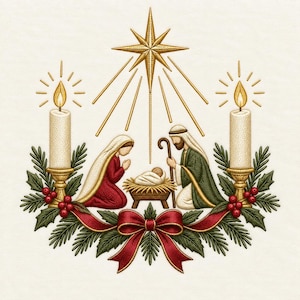Puede incluir: Una escena de natividad bordada con una estrella central, dos velas encendidas en candelabros dorados y un pesebre con un bebé, flanqueado por ramas de pino verdes, bayas rojas y un gran lazo rojo en la base sobre un fondo color crema.