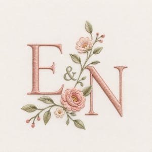 Puede incluir: Un diseño de bordado que presenta las letras E y N en una fuente serif de color rosa polvoriento, separadas por un ampersand. Las letras están entrelazadas con elementos florales detallados, incluyendo flores rosa suave, capullos y hojas verde salvia.
