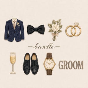 Op de afbeelding: Een geborduurde set met een marineblauw colbert, een zwarte vlinderdas, een witte roos corsage, twee gouden ringen, een champagneglas, zwarte nette schoenen en een bruin lederen horloge, inclusief de tekst bundle en GROOM.