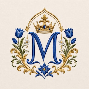 Puede incluir: Un diseño bordado que presenta una letra M azul grande centrada bajo una corona dorada. La letra está enmarcada por volutas doradas, tulipanes azules y pequeñas flores blancas, todo sobre un fondo de tela de color crema claro.