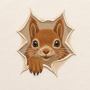 以下が含まれることがあります： ギザギザに破れたような穴から顔を出す茶色のリスの刺繍ワッペン。リスは大きな暗い目、白いひげ、前に突き出した片足が特徴で、明るい色の生地に茶色とベージュの糸で細かく表現されています。