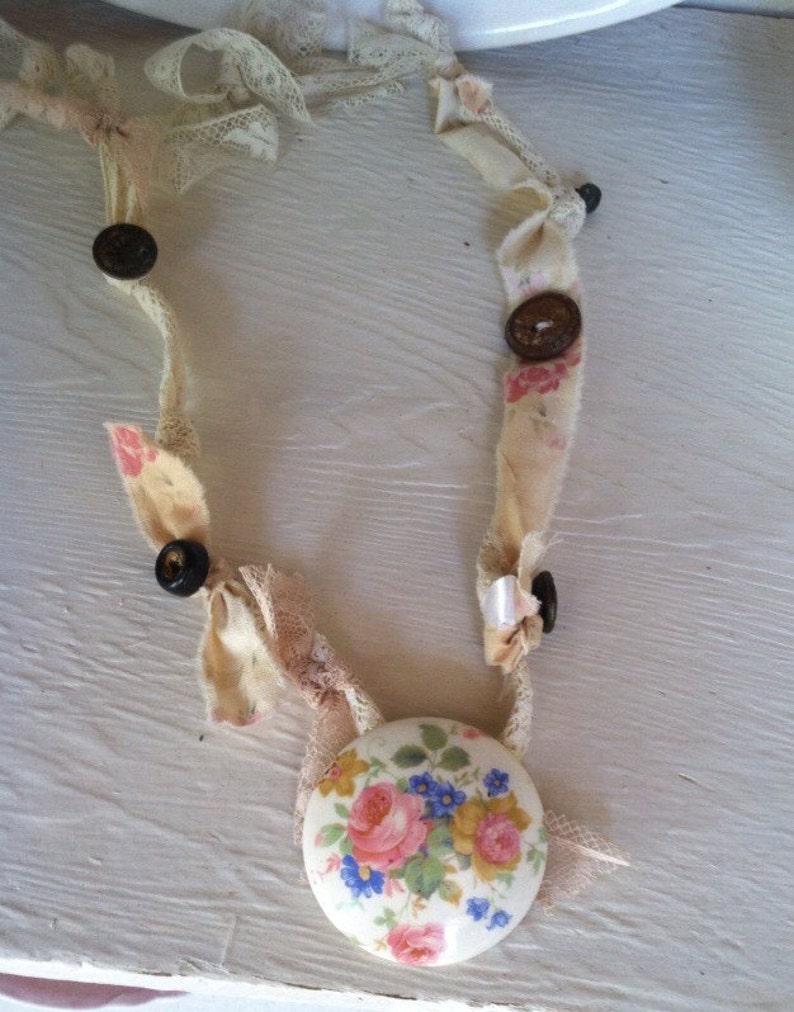 rose necklace Porcelian cottage flower button necklace shabby chic wedding necklace flower buttons shabby chic necklace