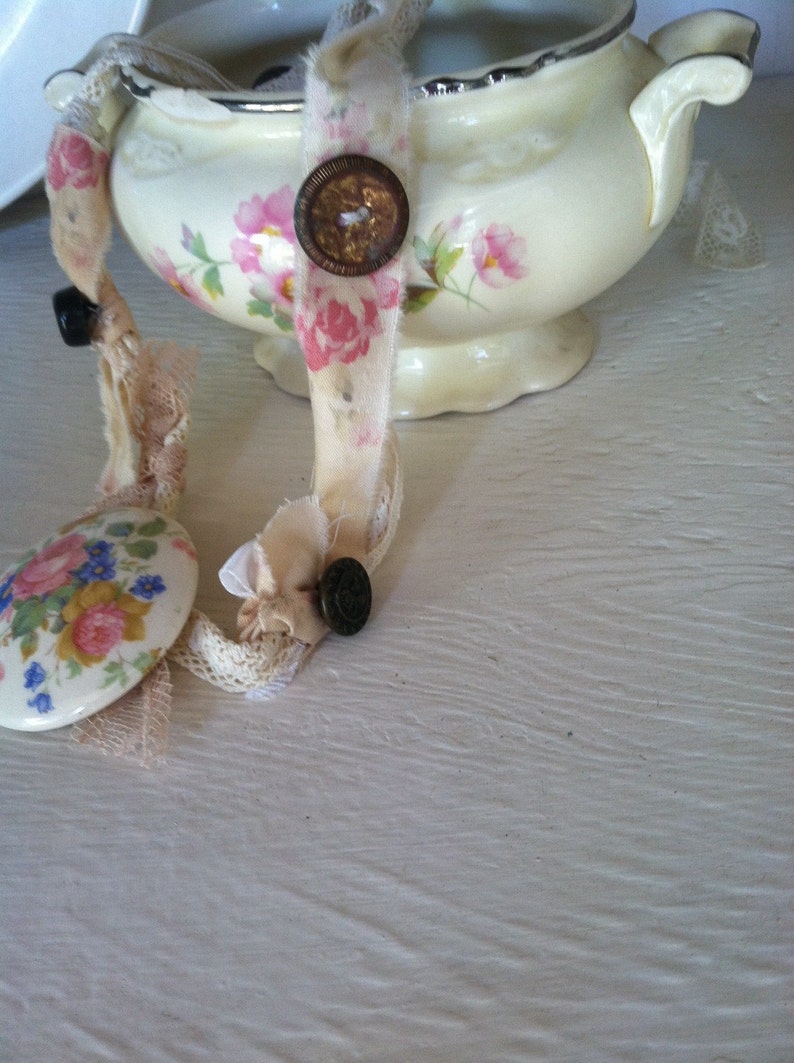 rose necklace Porcelian cottage flower button necklace shabby chic wedding necklace flower buttons shabby chic necklace